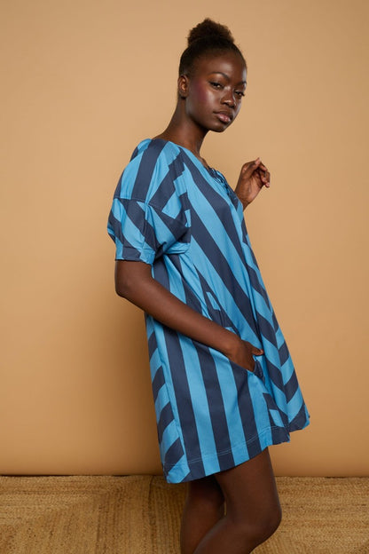 Estilo moderno con vestido de mangas abullonadas