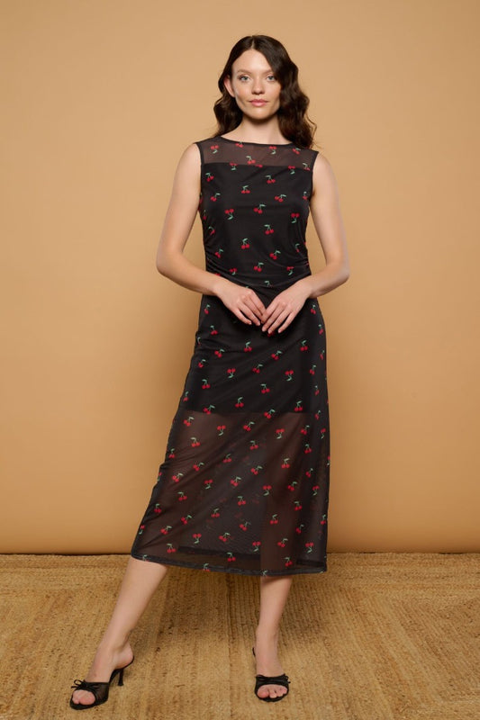 Moda femenina con tul semitransparente color negro