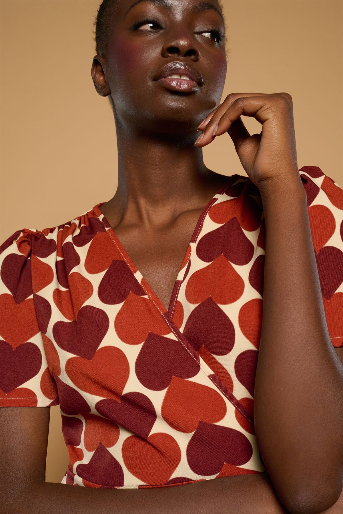 Vestido con manga corta acampanada y diseño de corazones