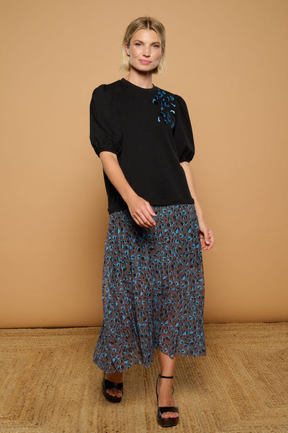 Detalle del bordado animal print en el hombro del vestido Fura