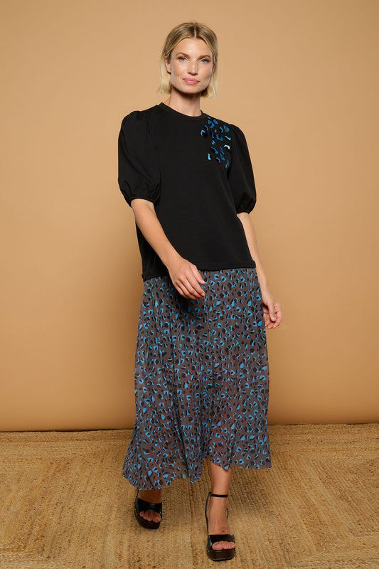 Detalle del bordado animal print en el hombro del vestido Fura