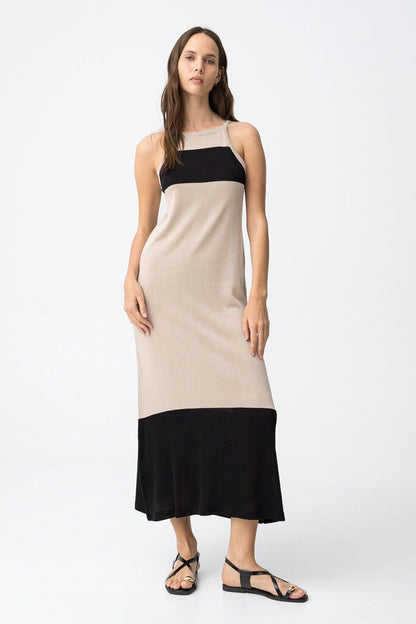 Vestido de corte ligeramente evasé que estiliza la figura femenina.