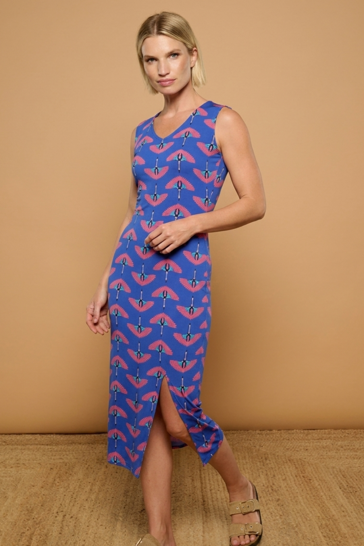 Vestido elástico ajustado con abertura sensual de diseño original.