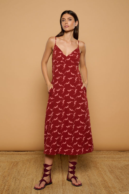 Vestido largo lencero granate con estampado de lagartijas de Minueto.