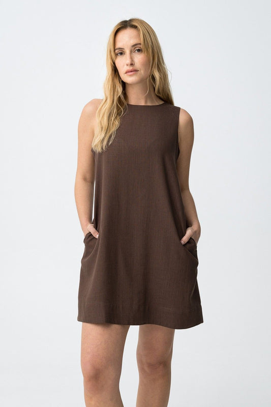 Vestido de color chocolate de corte recto y regular modelo Rebeca de Tiffosi.