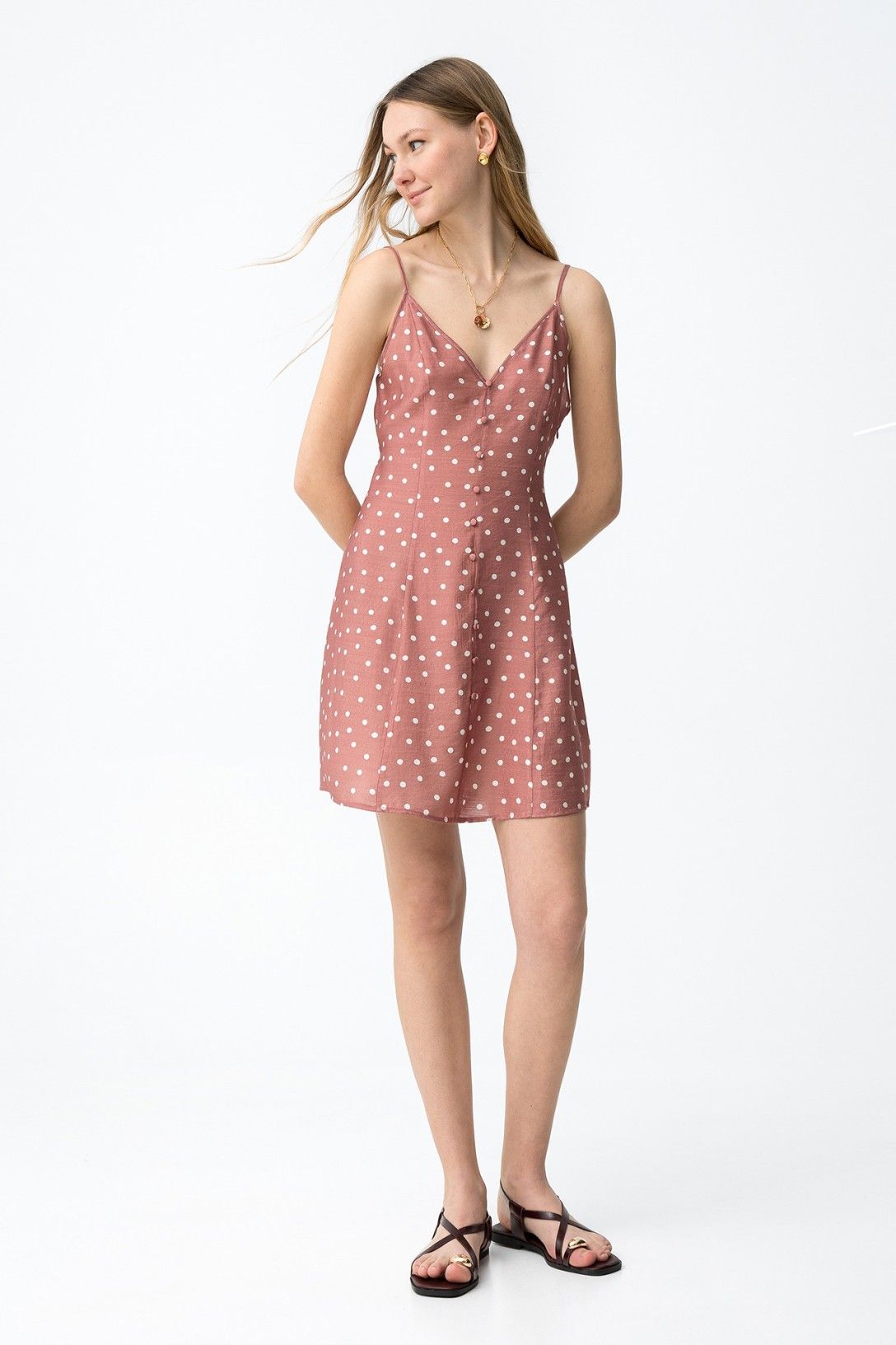 Vestido corto romántico con diseño de lunares disponible en tienda.