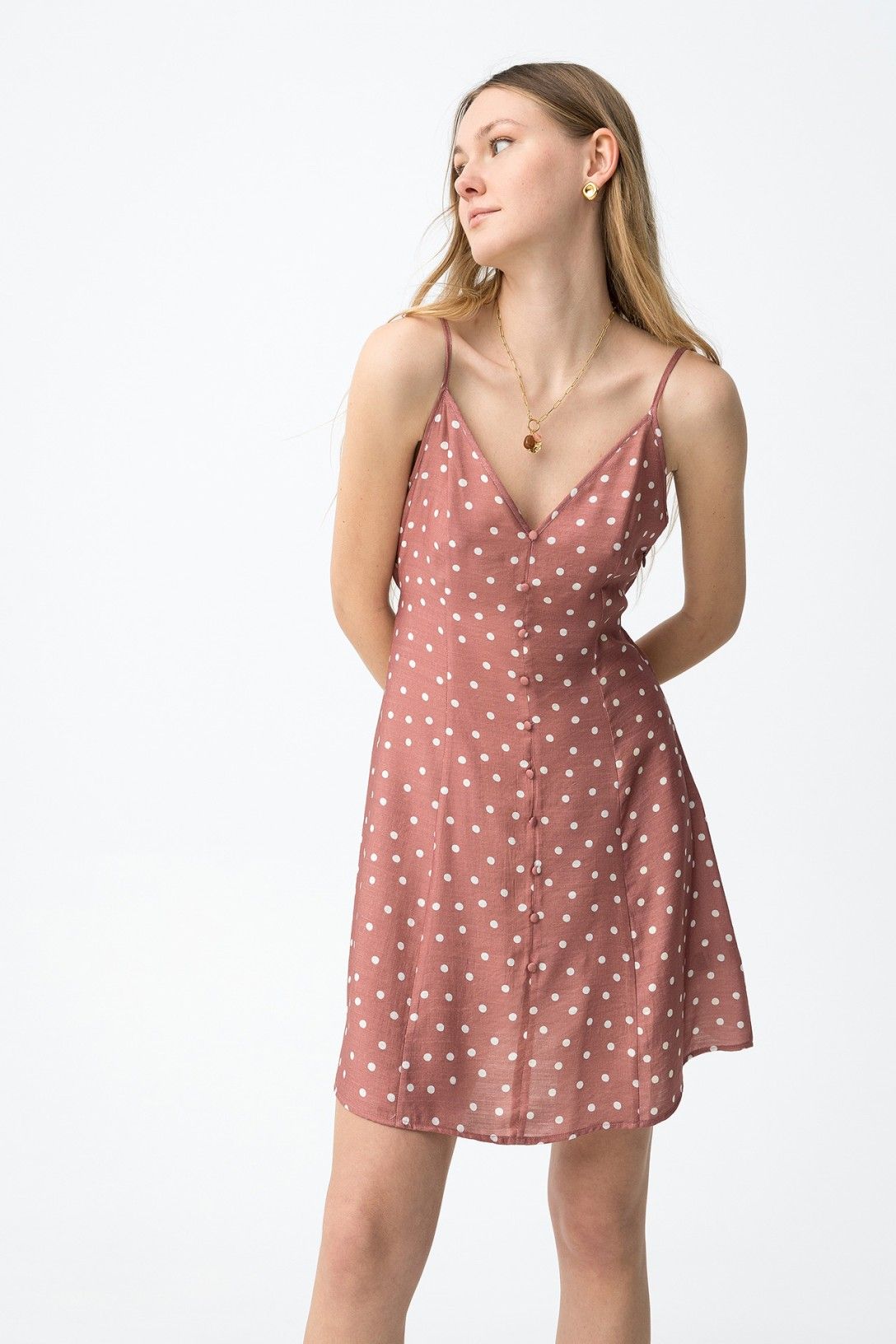 Vestido corto de color rosa con lunares blancos modelo Saltina de Tiffosi.