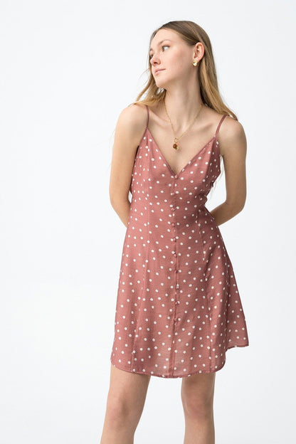 Vestido corto de color rosa con lunares blancos modelo Saltina de Tiffosi.
