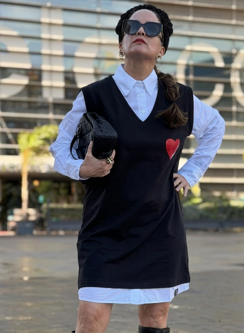Vestido de diseño español Noc the Brand con estampado Amore en la espalda.