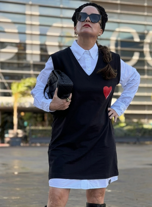 Vestido de diseño español Noc the Brand con estampado Amore en la espalda.