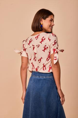 Camisa de manga corta con lazo ajustable en el brazo.