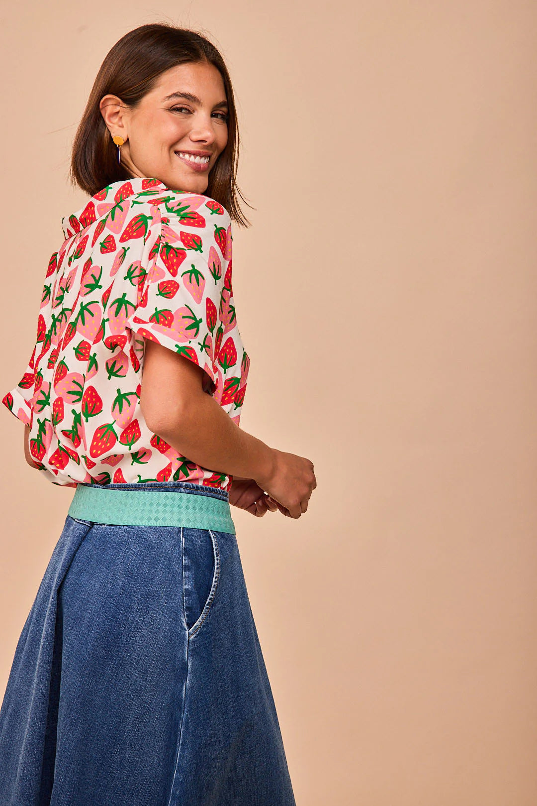 Look veraniego con la camisa Zumaia Fresas disponible en Lady Cactus.