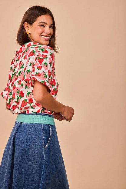 Look veraniego con la camisa Zumaia Fresas disponible en Lady Cactus.