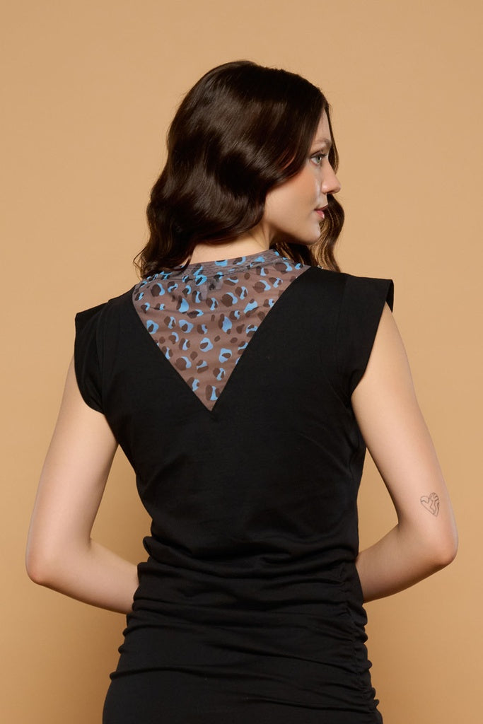 Top con efecto de falsa hombrera y tachuelas decorativas frontales.