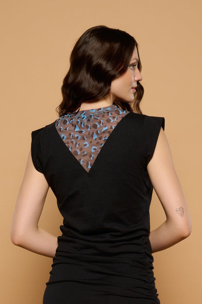 Top con efecto de falsa hombrera y tachuelas decorativas frontales.
