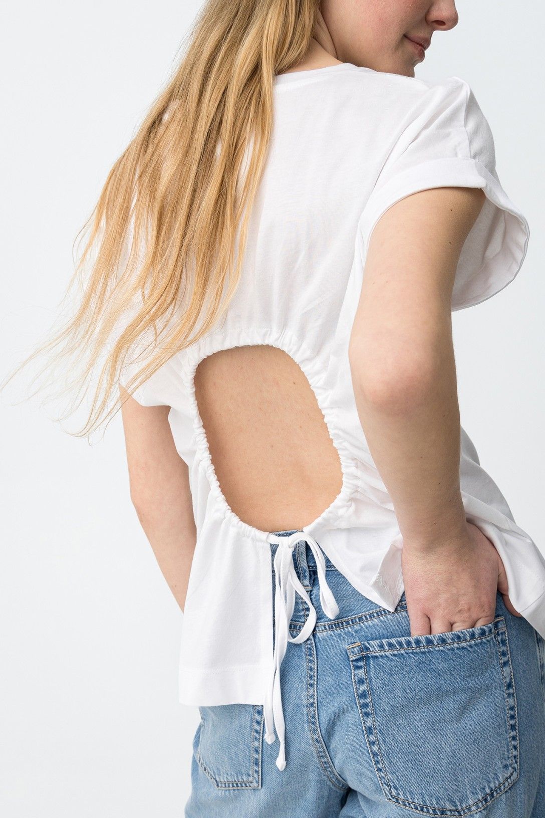 Camiseta de corte ancho y cómodo en color blanco para mujer.