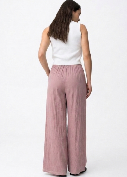 Look femenino y profesional con pantalón rosa de Lady Cactus.