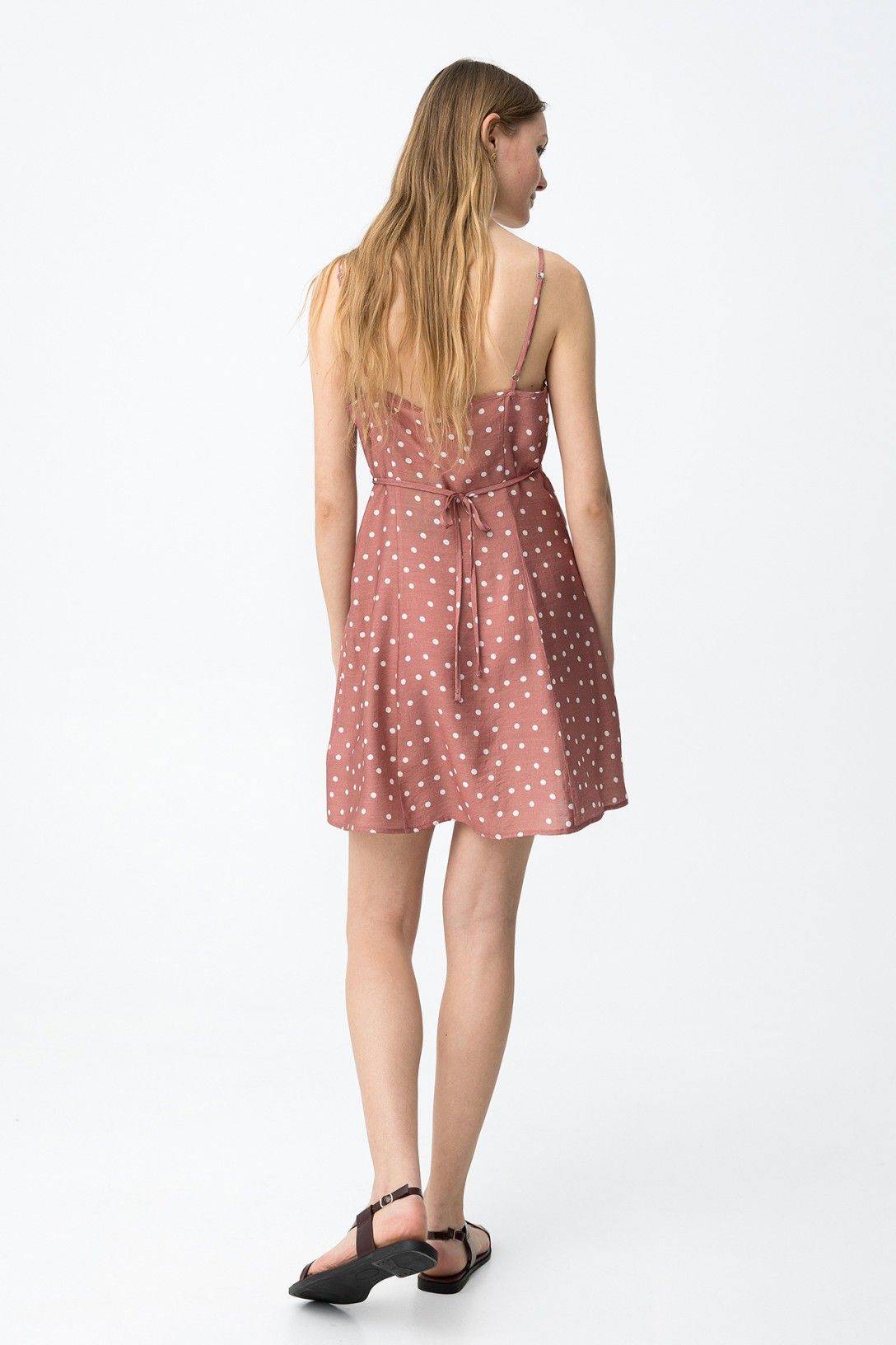 Vestido de lunares blancos sobre fondo rosa claro de la marca Tiffosi.