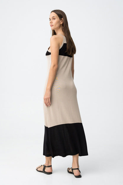 Vestido de punto frío con tirantes finos ideal para el calor.