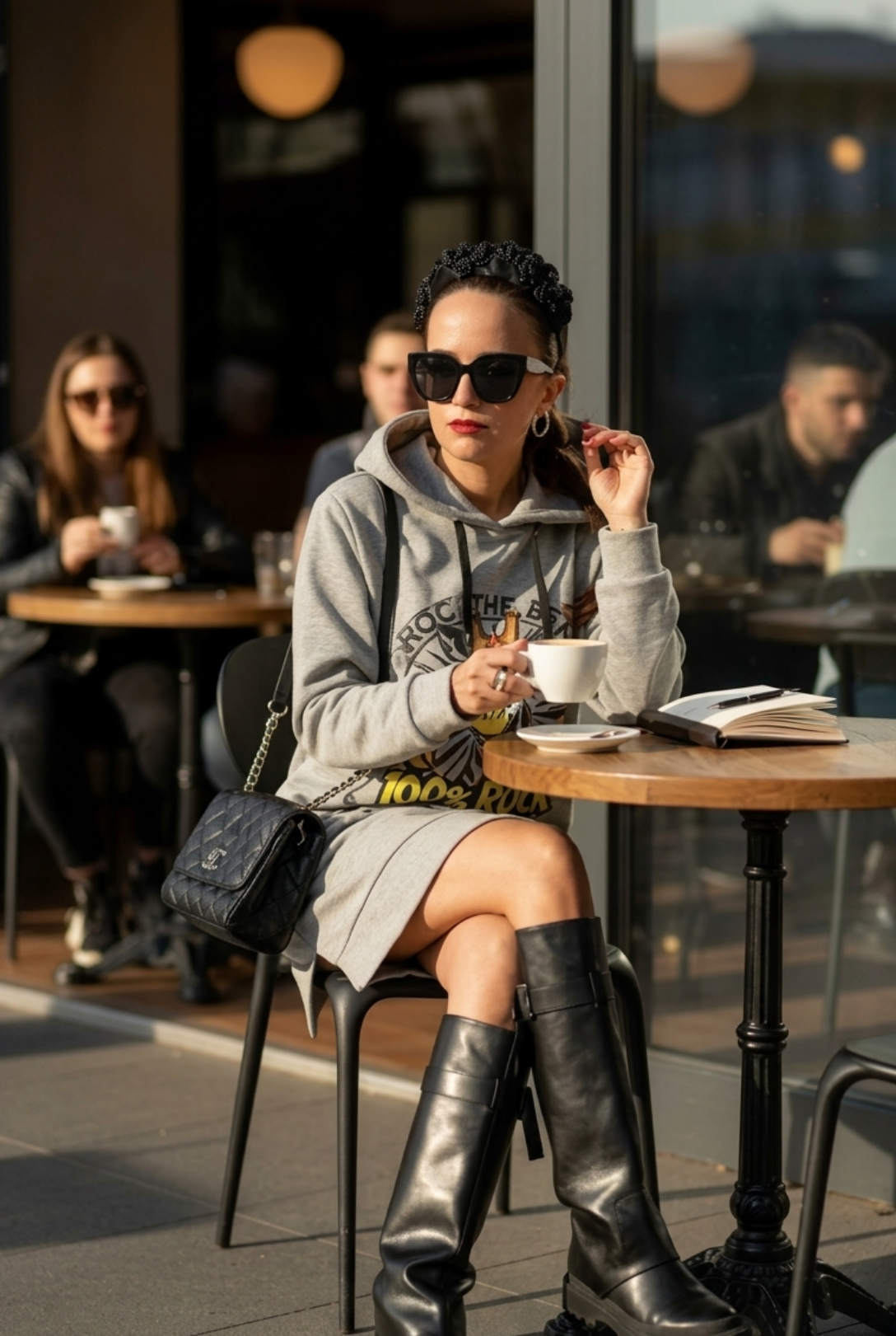 Look rockero urbano con vestido gris y botas de cordones en Lady Cactus.