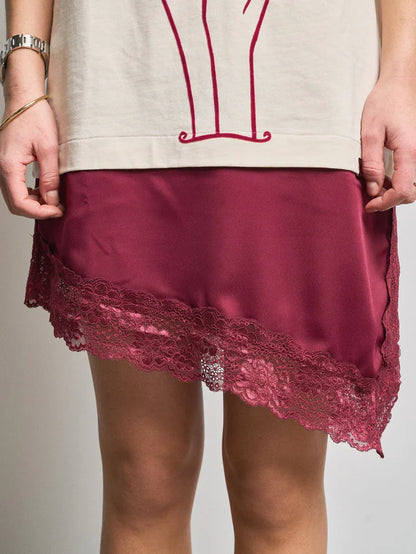 Vestido de algodón de Anabel Lee con detalle romántico en la parte baja.