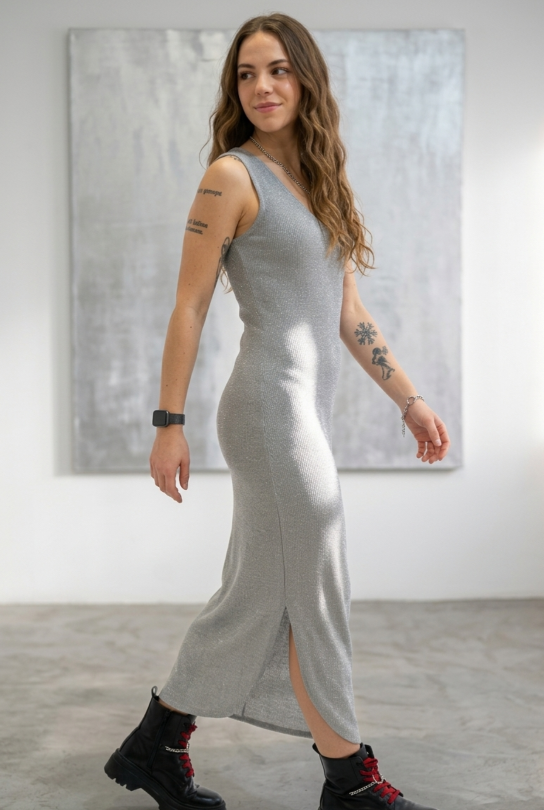 Vestido con abertura lateral en la pierna para mayor comodidad y estilo.