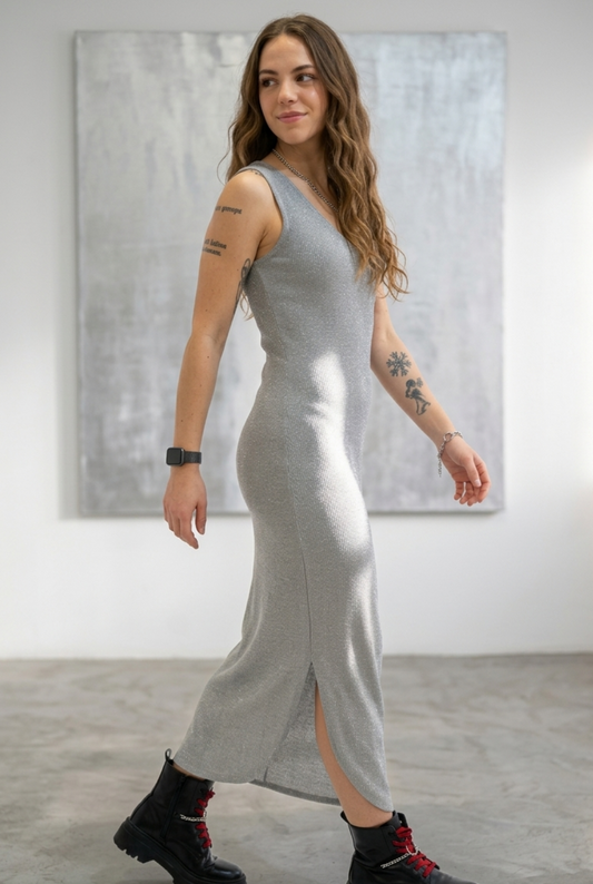 Vestido con abertura lateral en la pierna para mayor comodidad y estilo.