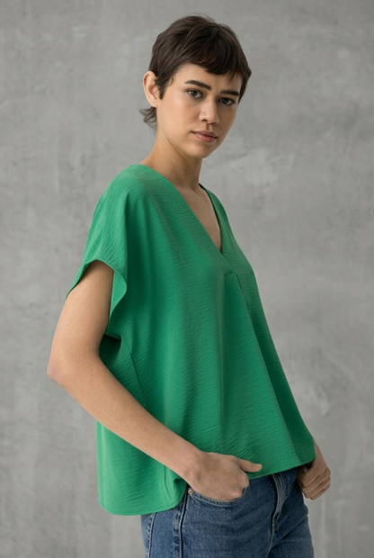 Blusa elegante de mujer con acabado satinado de alta calidad.