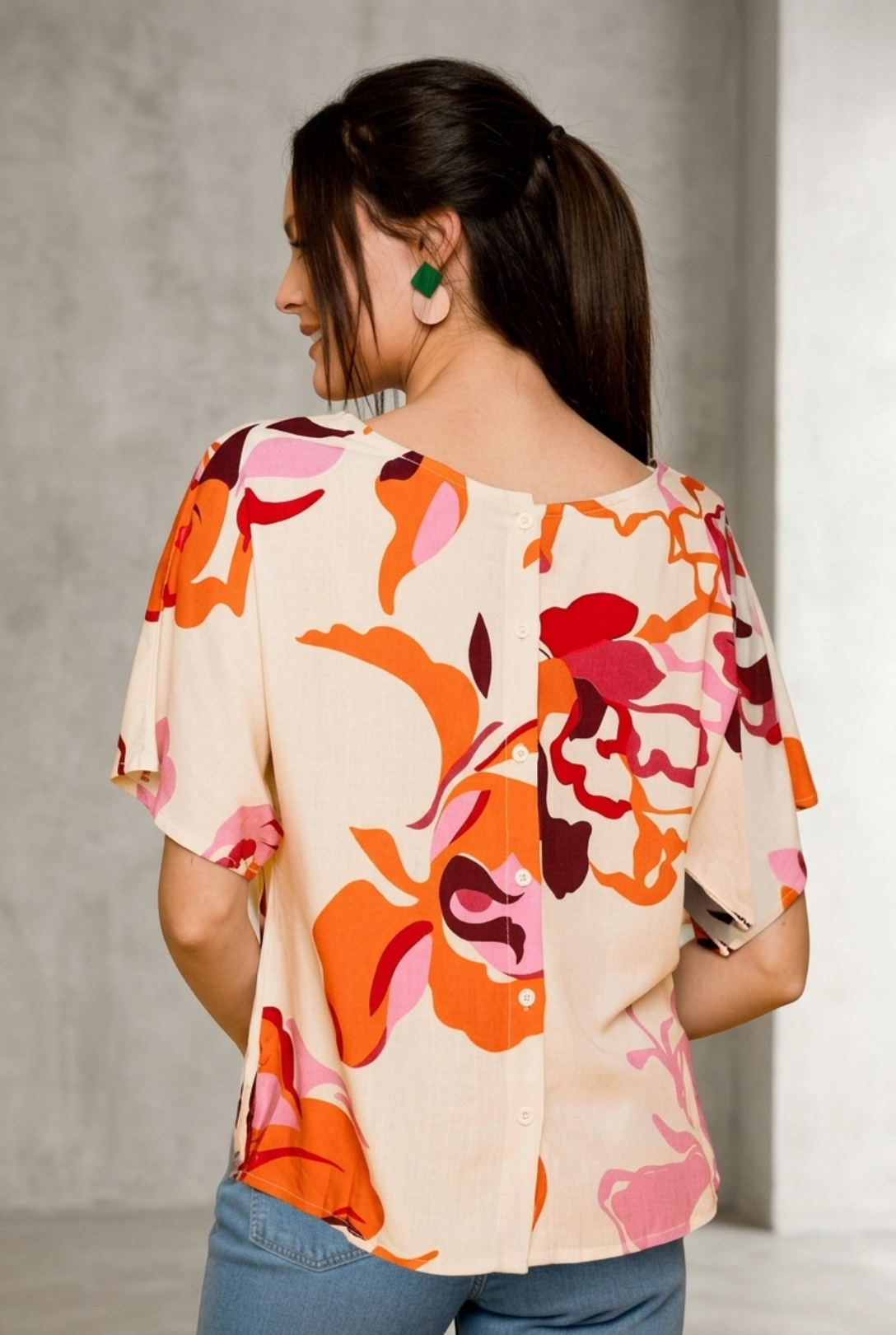 Look sofisticado de estilo urbano combinando la blusa con tejanos.