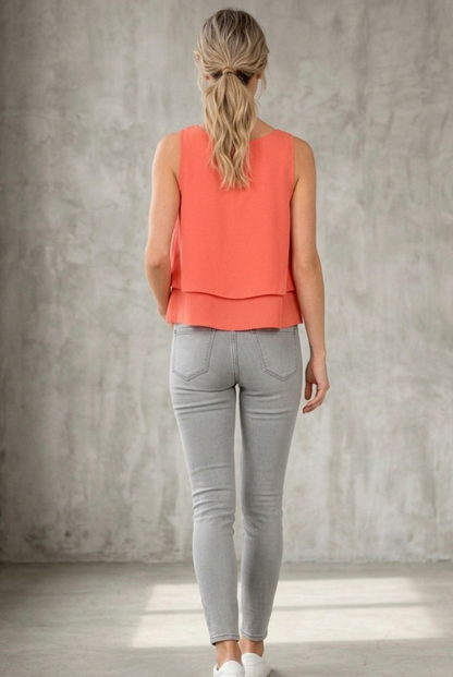 Blusa de verano ligera con volumen sutil en el bajo de Tiffosi.