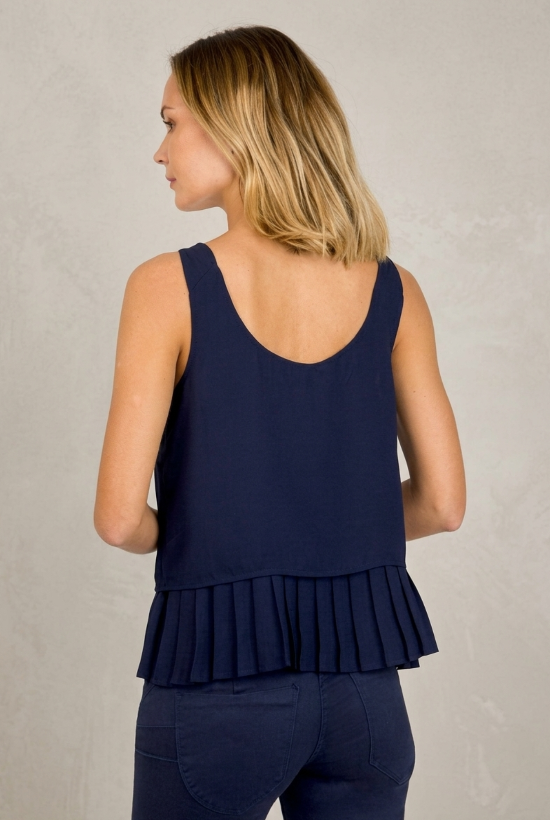 Look fresco con la blusa azul marino Joe disponible en tienda online.