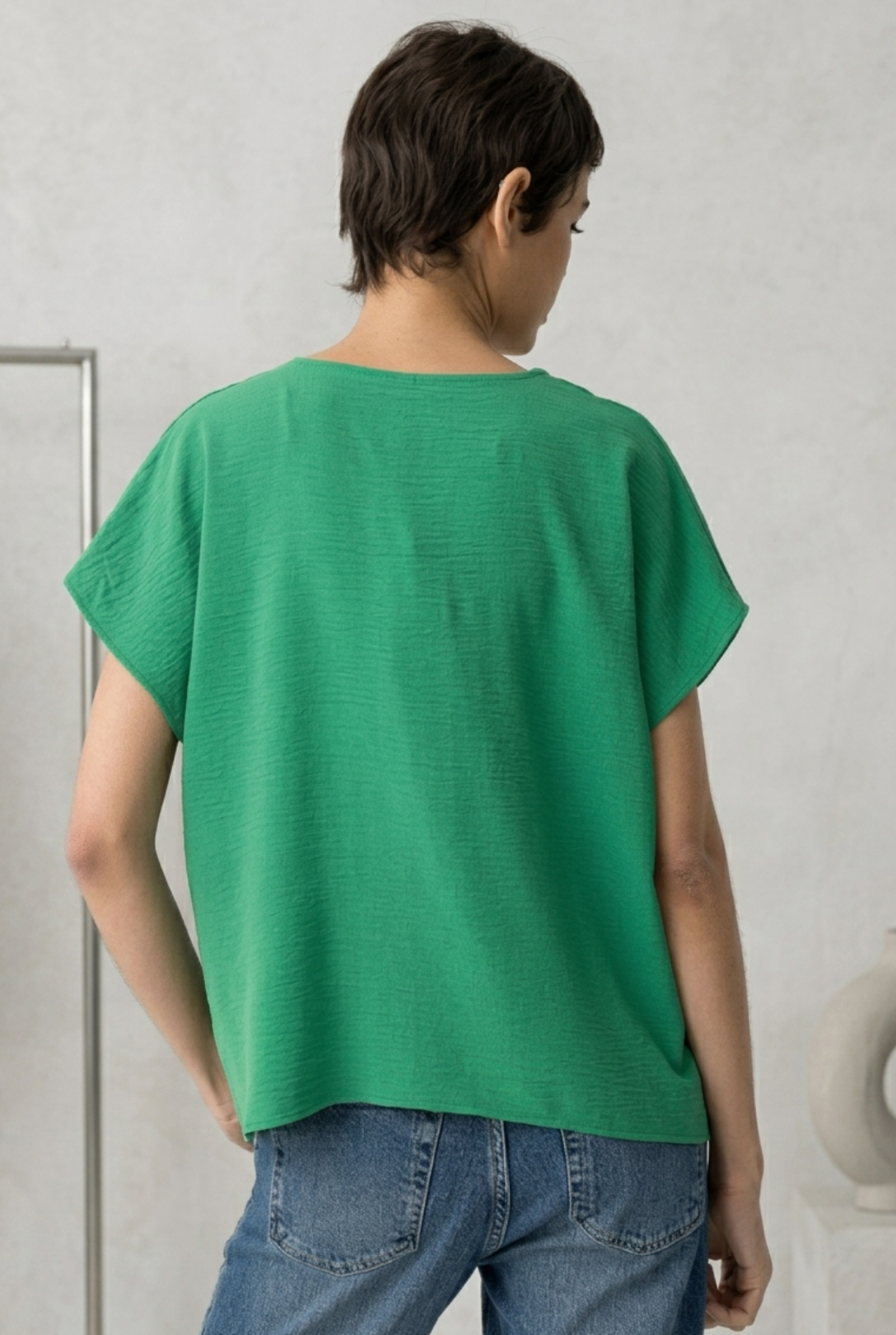 Look sofisticado combinando la blusa verde de Tiffosi.