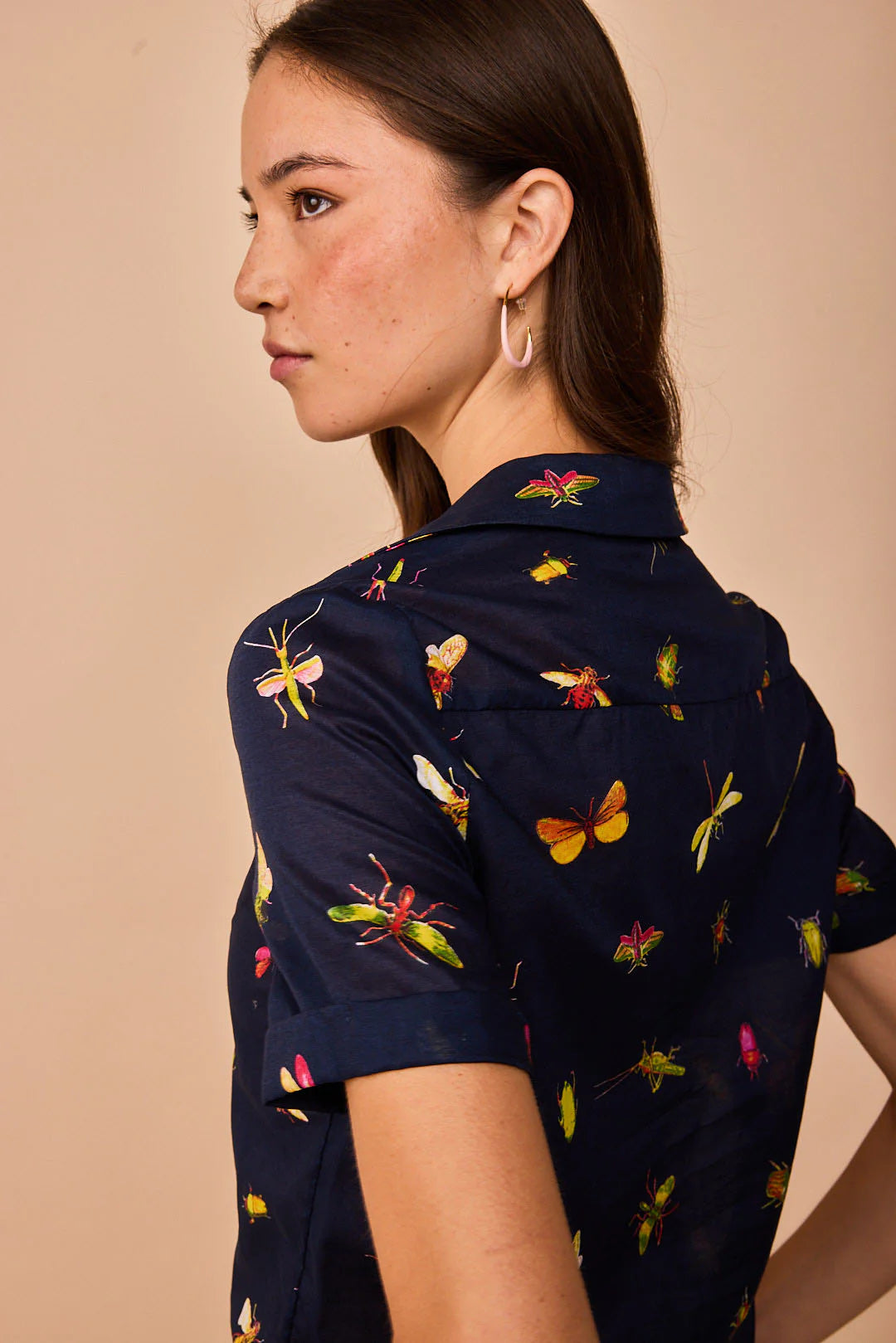 Look sofisticado de Lady Cactus vistiendo la camisa Somo Marina.
