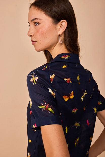 Look sofisticado de Lady Cactus vistiendo la camisa Somo Marina.