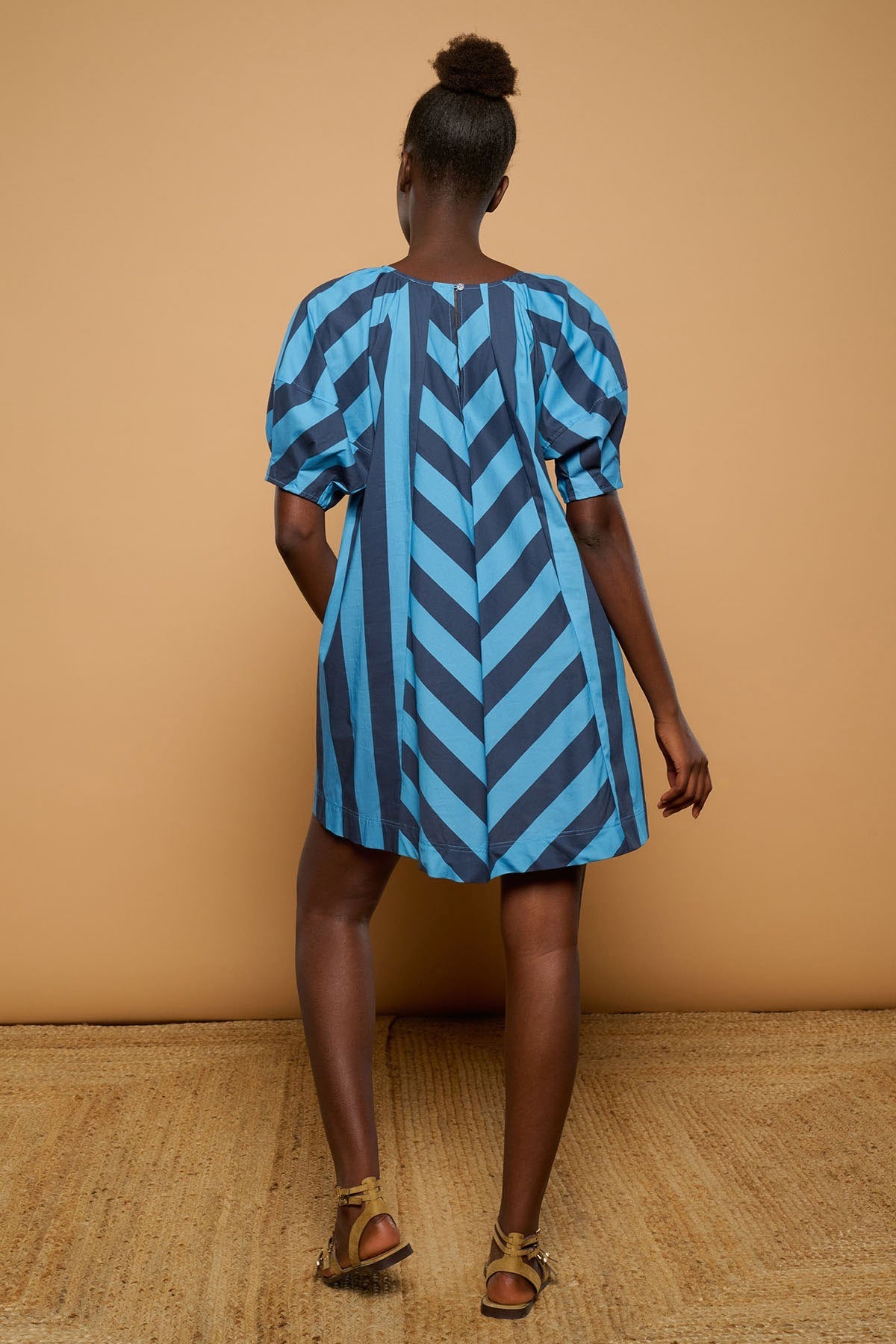 Vestido de cuello redondo con cierre de botón trasero