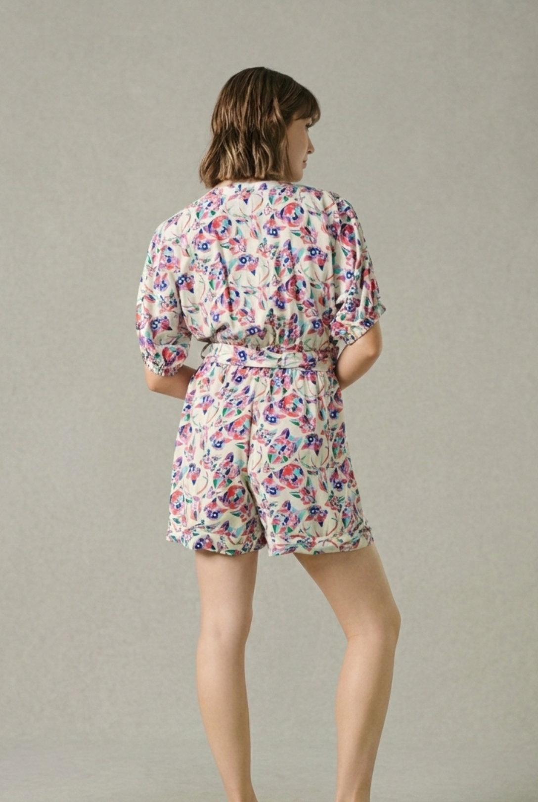 Look con estilo de Lady Cactus luciendo el mono Lovetta multicolor.