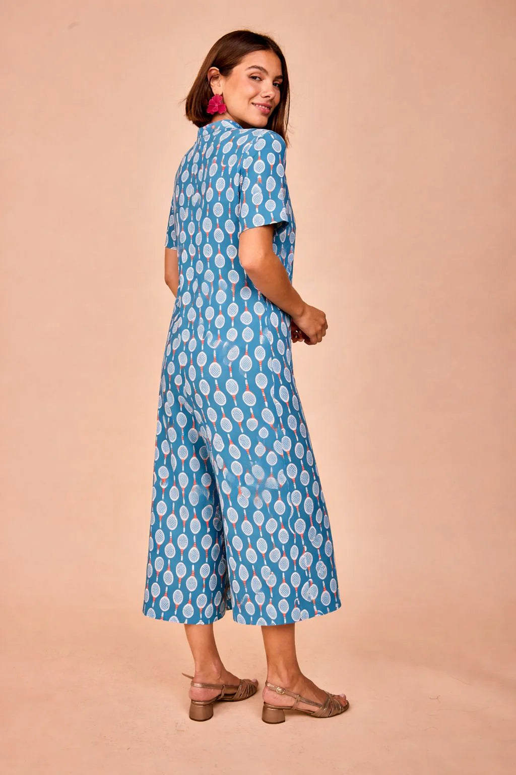 Look veraniego chic de la tienda Lady Cactus con mono oversize de Smile.