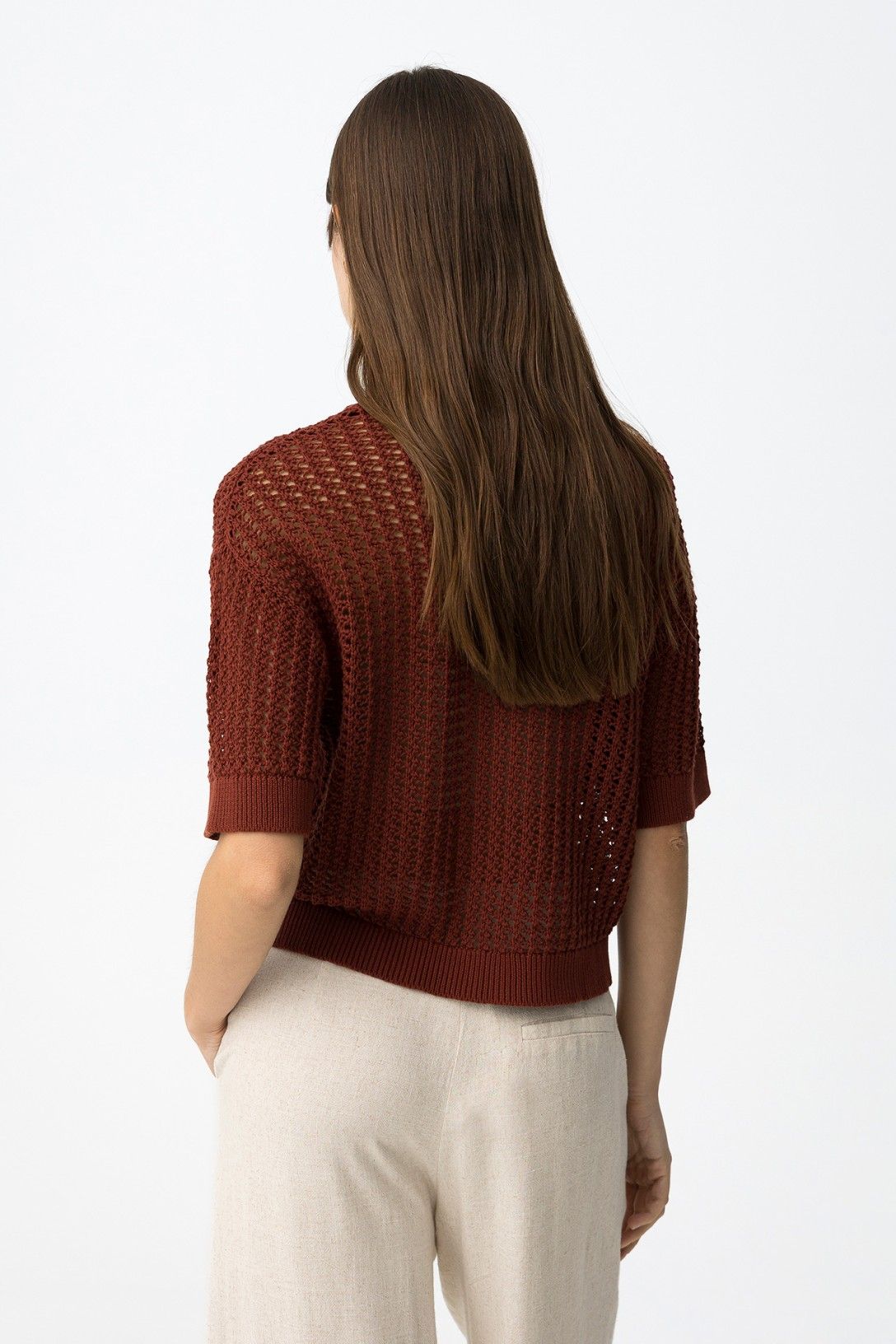 Camiseta de mujer fluida y fresca para el verano en color marrón.