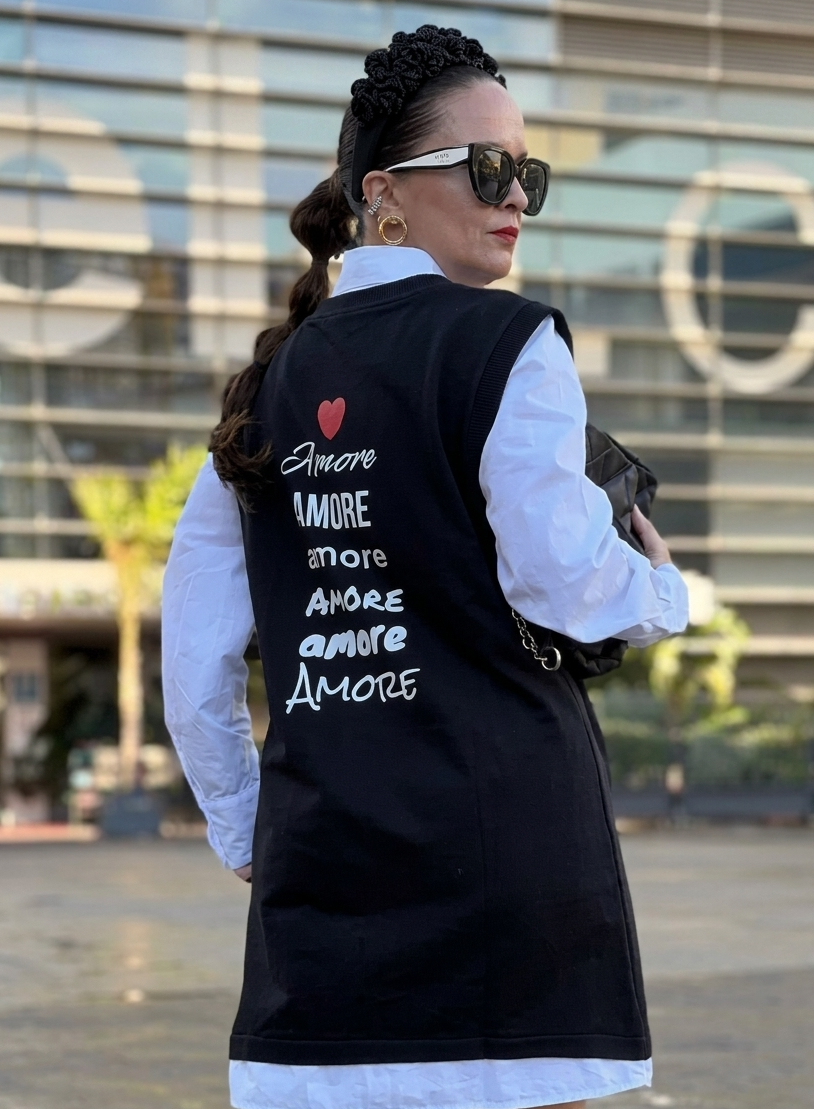 Espalda del vestido Amore con la palabra "Amore" repetida artísticamente.